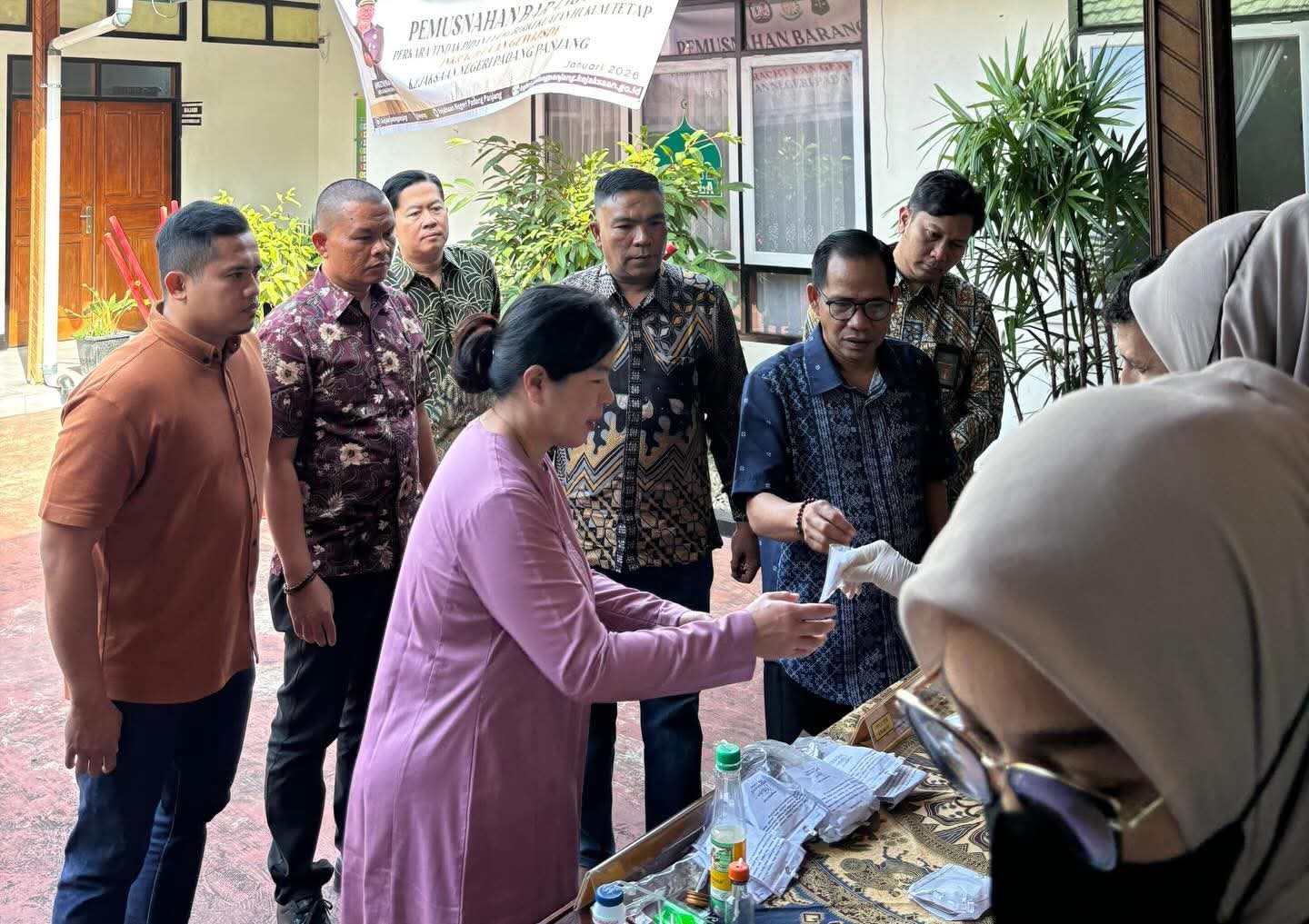 Suasana pemusnahan barang  bukti yang telah punya kekuatan hukum tetap, oleh Kejari Padang Panjang  .